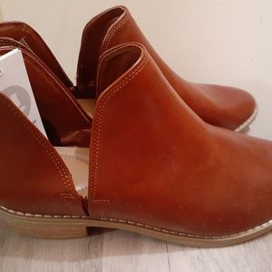 Universal thread ankle boots